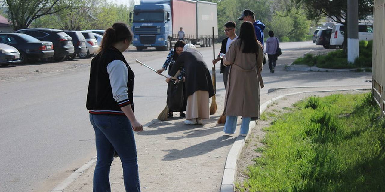 20 апреля в Университете Адам прошел очередной субботник в поддержку инициативы президента страны о проведении "Национального дня чистоты."